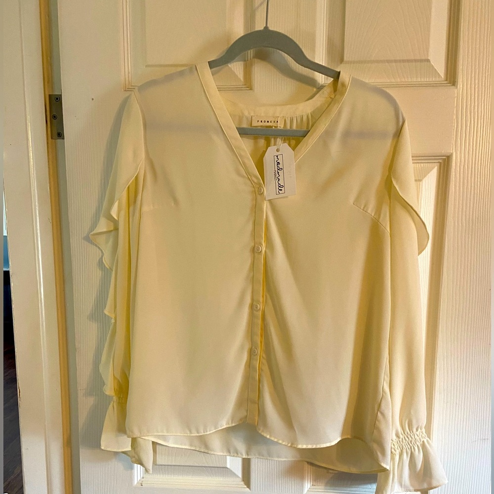 Off-white button up blouse with cute sleeve detail
